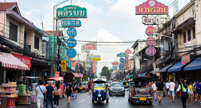 Scena di strada Bangkok trasporto tuk tuk LISA! soggiorni linguistici Trasporto Bangkok con street food e tuk tuk