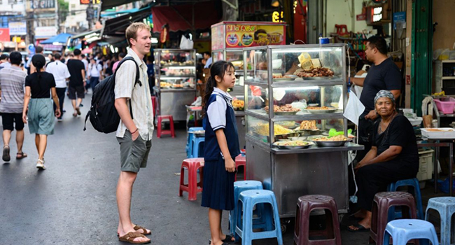 LISA soggiorni linguistici Bangkok street food LISA soggiorni linguistici Bangkok street food studenti di lingue e bancarella di cibo