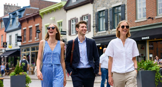 Adulti passeggiano a Québec durante un congedo formativo LISA! vivono la città internazionale e imparano il francese
