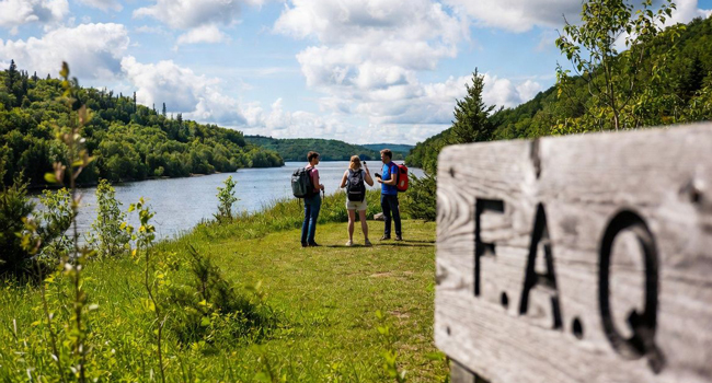  Adulti lungo il fiume in Québec durante un congedo formativo LISA! vivono la natura e attività all’aria aperta in Canada