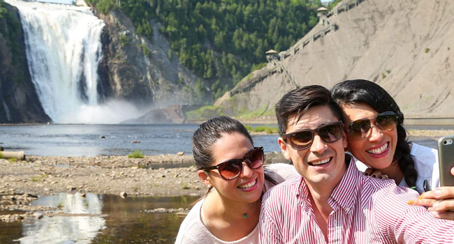 Adulti scattano un selfie davanti a una cascata a Québec durante un congedo formativo LISA! vivono la natura e attività nel tempo libero