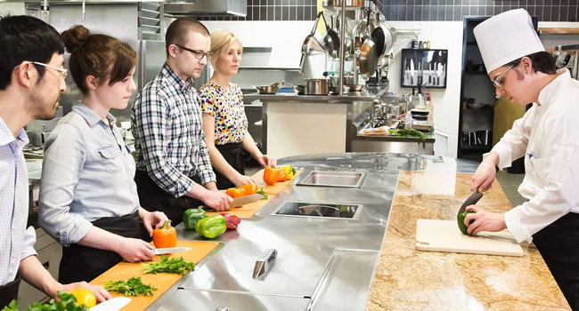  Adulti partecipano a un corso di cucina a Québec durante un congedo formativo LISA! imparano il francese e scoprono la cucina canadese