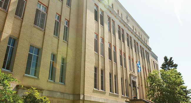  Edificio della scuola di lingue a Québec durante un congedo formativo LISA! per lezioni di francese e corsi internazionali