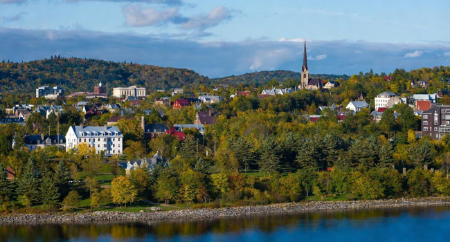 Panorama di Québec durante un congedo formativo LISA! con fiume, natura e atmosfera canadese