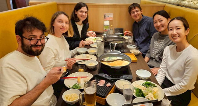 Congedo formativo Osaka Giappone con LISA! – imparare il giapponese, gastronomia ed esperienze condivise Adulti mangiano insieme in un ristorante a Osaka durante un congedo formativo LISA! scoprono la cucina giapponese e l’atmosfera internazionale