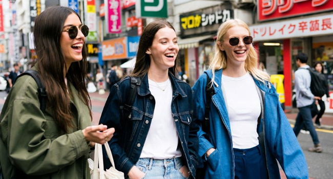 Congedo formativo Osaka Giappone con LISA! – imparare il giapponese, shopping ed esperienze autentiche Adulti fanno shopping a Osaka durante un congedo formativo LISA! godono della vita urbana giapponese e dell’atmosfera internazionale