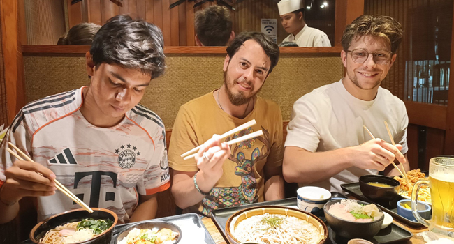 Adulti gustano cibo giapponese a Tokyo durante un soggiorno linguistico LISA! vivendo la cultura con le bacchette