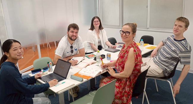 Adulti in corso di giapponese a Tokyo durante un soggiorno linguistico LISA! imparano insieme in un piccolo gruppo