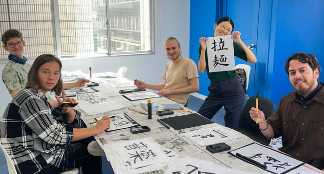  Adulti imparano i caratteri giapponesi in un corso a Tokyo durante un soggiorno linguistico LISA! praticano la calligrafia