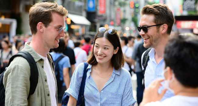 Partecipanti adulti a Tokyo durante un soggiorno linguistico LISA! conversano e vivono l’atmosfera internazionale della città
