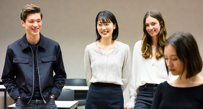  Adulti in classe a Tokyo durante un soggiorno linguistico LISA! imparano il giapponese insieme all’insegnante
