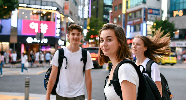 Giovani adulti attraversano la strada a Seoul Hongdae durante un soggiorno linguistico LISA! vivono la vita cittadina
