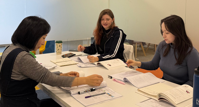 Adulti studiano coreano a Seoul durante un soggiorno linguistico LISA! imparano insieme con libri e materiali in classe