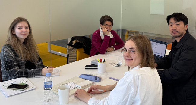  Adulti in un corso di coreano a Seoul durante un soggiorno linguistico LISA! imparano insieme in un’aula moderna