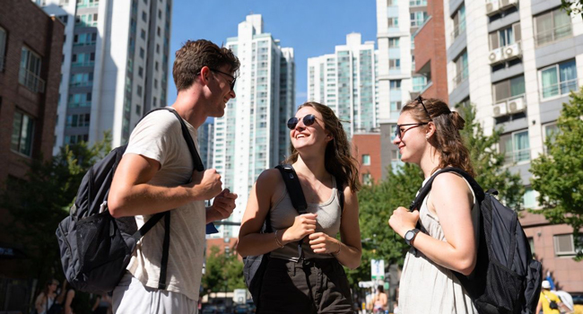 Partecipanti adulti passeggiano a Seoul durante un soggiorno linguistico LISA! esplorano la città insieme