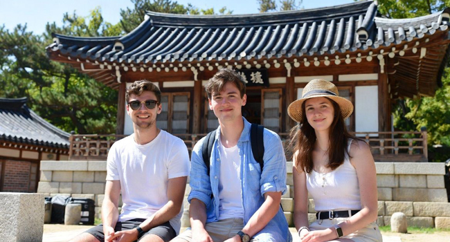 Adulti visitano un tempio tradizionale a Seoul durante un soggiorno linguistico LISA! scoprono la cultura e la storia coreana