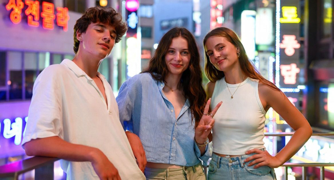  Giovani adulti a Seoul di notte durante un soggiorno linguistico LISA! vivono la vivace vita notturna di Hongdae