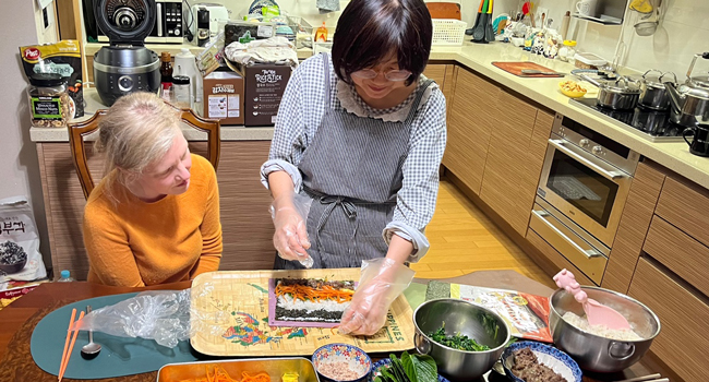 Adulti cucinano con una famiglia ospitante a Seoul durante un soggiorno linguistico LISA! sperimentano la cucina coreana
