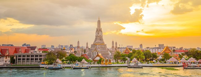 Atmosfera serale lungo il fiume a Bangkok Templi e case la sera lungo il fiume a Bangkok