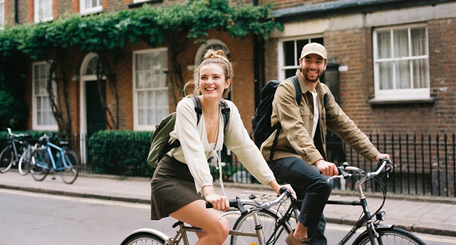 Partecipanti adulti in bicicletta durante un corso di lingua all'estero LISA! di inglese a Londra, Inghilterra