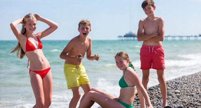 Soggiorni linguistici per studenti in Inghilterra Brighton con LISA! – divertimento e tempo libero in spiaggia Studenti sulla spiaggia di Brighton che si divertono durante un soggiorno linguistico LISA! per studenti in Inghilterra