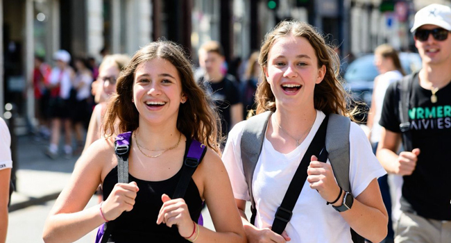  Studentesse a Exmouth durante un soggiorno linguistico LISA! camminano in città e si godono sicurezza e supporto