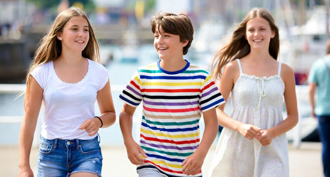 Soggiorni linguistici a Portsmouth con LISA! – lezioni, apprendimento di gruppo e interazione Studenti in lezione di inglese a Portsmouth durante un soggiorno linguistico LISA! imparano insieme e interagiscono