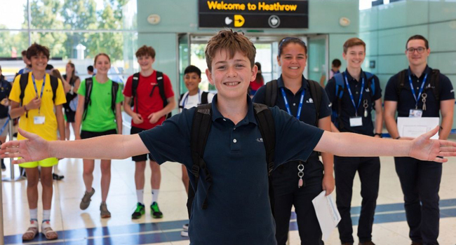 Soggiorni linguistici in Inghilterra con LISA! – arrivo, assistenza e inizio dell’avventura Gruppo di studenti in aeroporto in Inghilterra all’arrivo durante un soggiorno linguistico LISA! entusiasti per il soggiorno