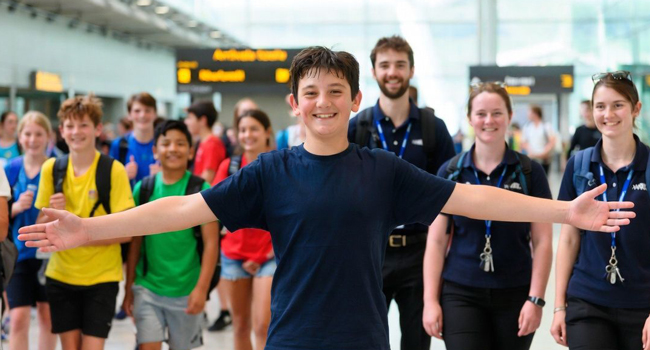 Soggiorni linguistici in Inghilterra Bournemouth Park con LISA! – arrivo, assistenza e inizio dell’avventura Gruppo di studenti in aeroporto in Inghilterra all’arrivo durante un soggiorno linguistico LISA! entusiasti per il soggiorno