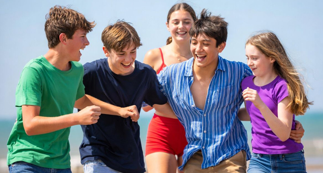 Soggiorni linguistici in Inghilterra Bournemouth Park con LISA! – divertimento, spiaggia ed esperienze indimenticabili Gruppo di studenti sulla spiaggia a Bournemouth Park Inghilterra durante un soggiorno linguistico LISA! si diverte insieme al mare