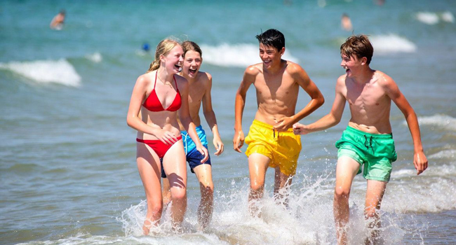 Soggiorni linguistici in Inghilterra Bournemouth Park con LISA! – mare, tempo libero e divertimento indimenticabile Gruppo di studenti in mare a Bournemouth Park Inghilterra durante un soggiorno linguistico LISA! si diverte insieme in acqua