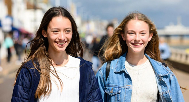 Soggiorni linguistici in Inghilterra Bournemouth Park con LISA! – lungomare, mare ed esperienze di tempo libero Due studentesse sul lungomare a Bournemouth Park Inghilterra durante un soggiorno linguistico LISA! passeggiano al mare