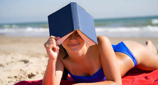 Soggiorni linguistici in Inghilterra Bournemouth Park con LISA! – apprendimento, relax e tempo libero in spiaggia Studentessa legge un libro sulla spiaggia a Bournemouth Park Inghilterra durante un soggiorno linguistico LISA! rilassandosi al mare
