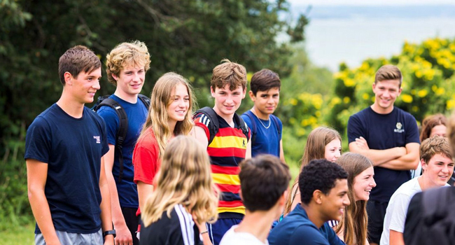 Soggiorni linguistici in Inghilterra Bournemouth Park con LISA! – supervisione, sicurezza ed esperienza di gruppo Gruppo di studenti a Bournemouth Park Inghilterra durante un soggiorno linguistico LISA! si incontra all’aperto con supervisione