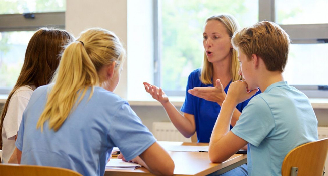 Soggiorni linguistici in Inghilterra Bournemouth con LISA! – corso di lingua, lezioni e successo nell’apprendimento Lezione di inglese per studenti a Bournemouth Inghilterra con insegnante durante un soggiorno linguistico LISA!
