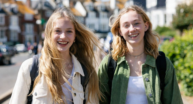 Soggiorni linguistici in Inghilterra Bournemouth con LISA! – vita urbana, tempo libero e nuove amicizie Due studentesse a Bournemouth Inghilterra durante un soggiorno linguistico LISA! passeggiano in città