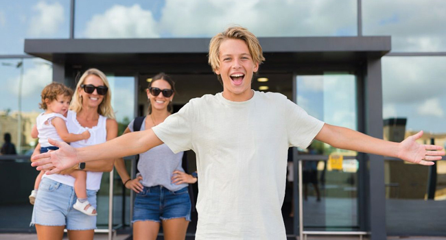 Arrivo per un soggiorno linguistico per studenti in Inghilterra Brighton con LISA! – studente incontra la famiglia Studente in arrivo all’aeroporto entusiasta per un soggiorno linguistico LISA! per studenti in Inghilterra Brighton