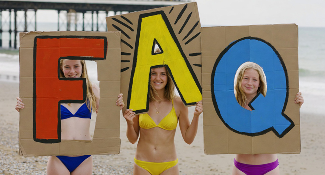 FAQ sui soggiorni linguistici per studenti in Inghilterra Brighton con LISA! – studentesse con lettere sul mare Tre studentesse sulla spiaggia di Brighton tengono grandi lettere FAQ durante un soggiorno linguistico LISA! per studenti in Inghilterra