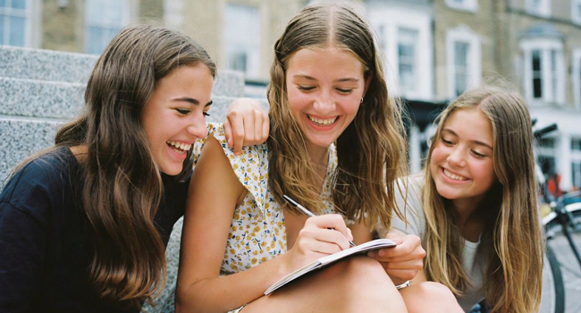 Soggiorni linguistici per studenti in Inghilterra Brighton con LISA! – imparare insieme e fare amicizia Tre studentesse che studiano insieme durante un soggiorno linguistico LISA! per studenti in Inghilterra Brighton in città