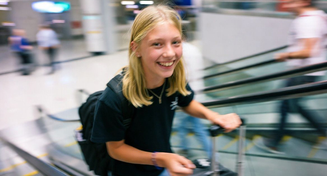 Arrivo per un soggiorno linguistico per studenti in Inghilterra Brighton con LISA! – studentessa con bagaglio Studentessa con valigia in arrivo per un soggiorno linguistico LISA! per studenti in Inghilterra Brighton in aeroporto