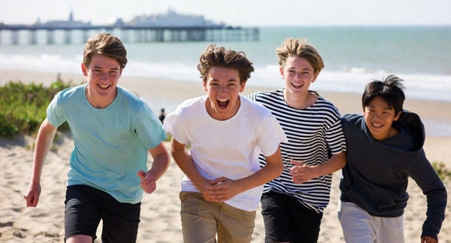 Soggiorni linguistici per studenti in Inghilterra Brighton con LISA! – studenti che corrono sulla spiaggia Quattro studenti che corrono sulla spiaggia di Brighton durante un soggiorno linguistico LISA! per studenti in Inghilterra