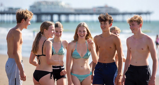 Soggiorni linguistici per studenti in Inghilterra Brighton con LISA! – tempo libero, supervisione e divertimento al mare Gruppo di studenti sulla spiaggia di Brighton durante un soggiorno linguistico LISA! per studenti in Inghilterra