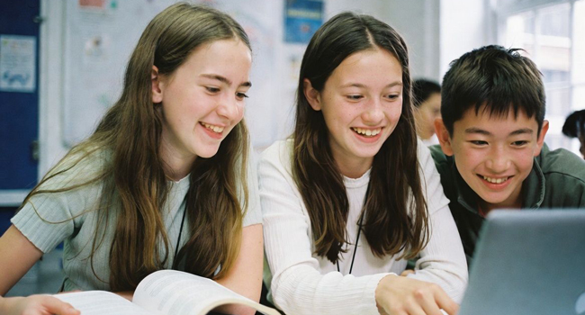 Corsi di inglese a Brighton per studenti con LISA! Tre bambini imparano l’inglese presso la scuola di lingue LISA! a Brighton