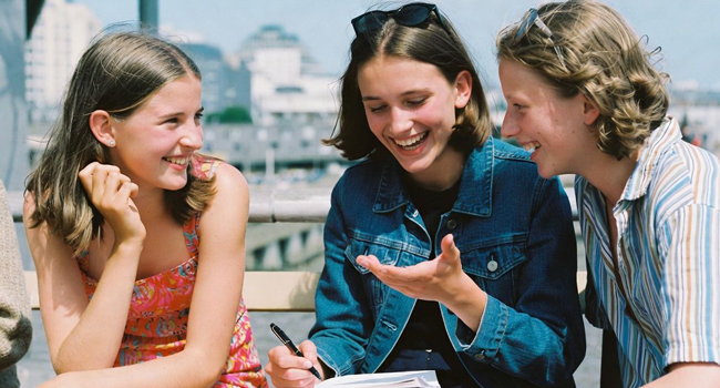 Soggiorni linguistici per studenti in Inghilterra Brighton con LISA! – imparare insieme e condividere idee Studentesse che studiano insieme a Brighton durante un soggiorno linguistico LISA! per studenti in Inghilterra in città