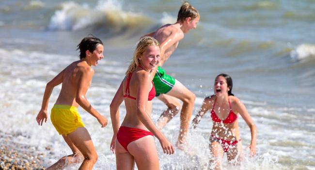 Soggiorni linguistici per studenti in Inghilterra Brighton con LISA! – divertimento e bagno in mare Studenti che giocano nel mare durante un soggiorno linguistico LISA! per studenti in Inghilterra Brighton