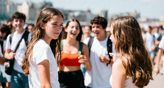 Soggiorni linguistici per studenti in Inghilterra Brighton con LISA! – studenti in città sul mare Studenti a Brighton durante un soggiorno linguistico LISA! per studenti in Inghilterra sul lungomare