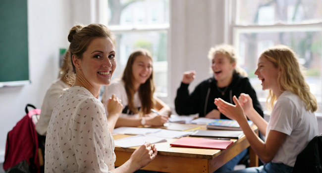 Soggiorni linguistici per studenti in Inghilterra Brighton con LISA! – lezioni di inglese con insegnante Insegnante con studenti in una lezione di inglese durante un soggiorno linguistico LISA! per studenti in Inghilterra Brighton