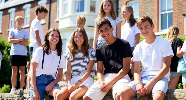 Soggiorni linguistici in Inghilterra Eastbourne con LISA! – gruppo di studenti, assistenza ed esperienze internazionali Gruppo di studenti a Eastbourne Inghilterra durante un soggiorno linguistico LISA! davanti al loro alloggio insieme