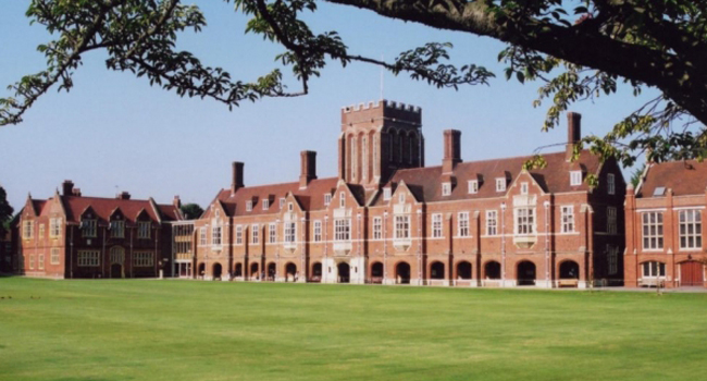 Soggiorni linguistici in Inghilterra Eastbourne con LISA! – college, campus e apprendimento tradizionale Edificio storico di college a Eastbourne Inghilterra con ampio prato durante un soggiorno linguistico LISA!