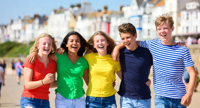 Soggiorni linguistici in Inghilterra Eastbourne con LISA! – spiaggia, amicizie ed esperienze indimenticabili Gruppo di studenti sulla spiaggia a Eastbourne Inghilterra durante un soggiorno linguistico LISA! gode del tempo insieme al mare